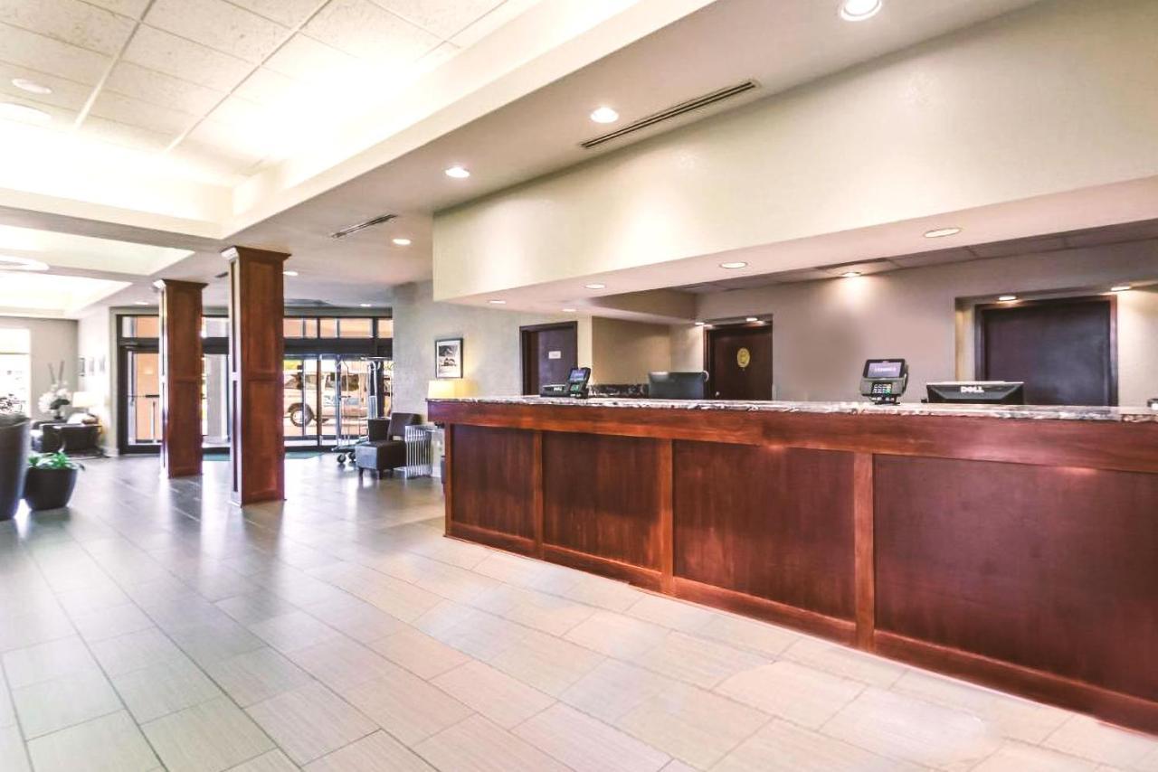 Norwood Inn & Suites Milwaukee Butler Exterior photo