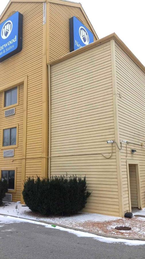Norwood Inn & Suites Milwaukee Butler Exterior photo